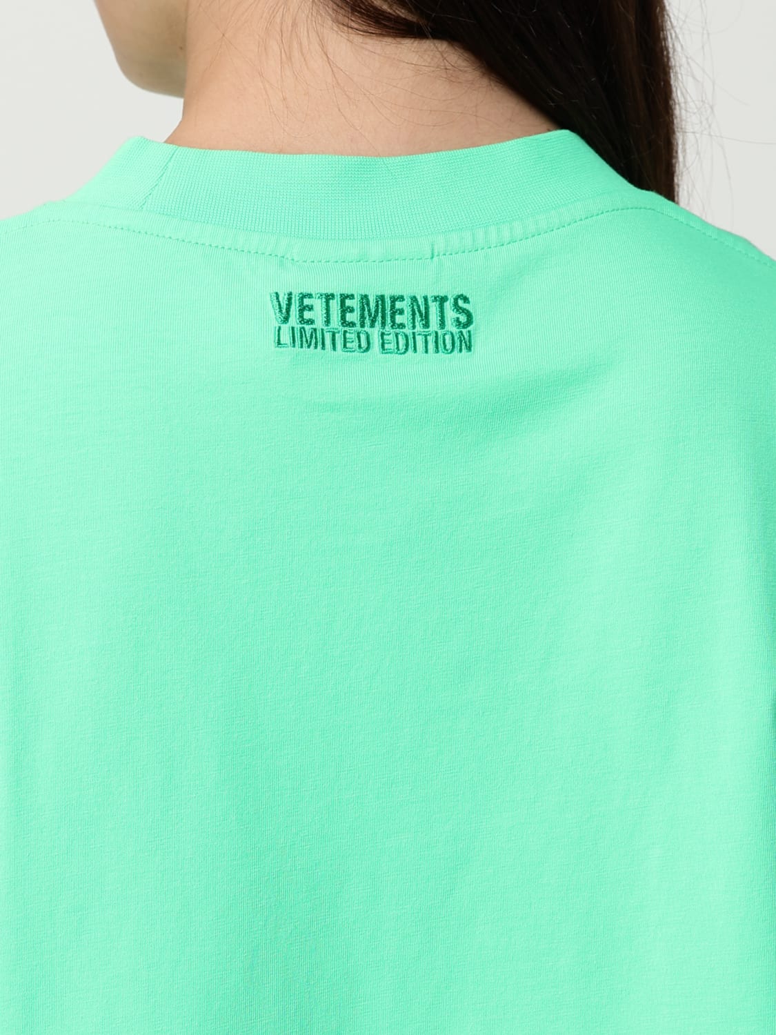 VETEMENTS: T-shirt woman - Green | Vetements t-shirt