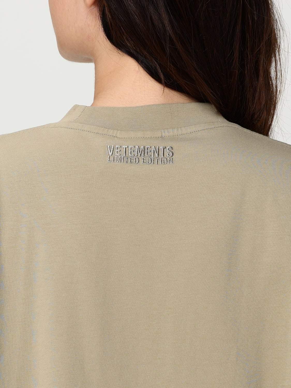 Tシャツ・カットソー VETEMENTS Women Tops UA66TR600TTAUPE Beige VETEMENTS: T-shirt woman - Beige | Vetements t-shirt