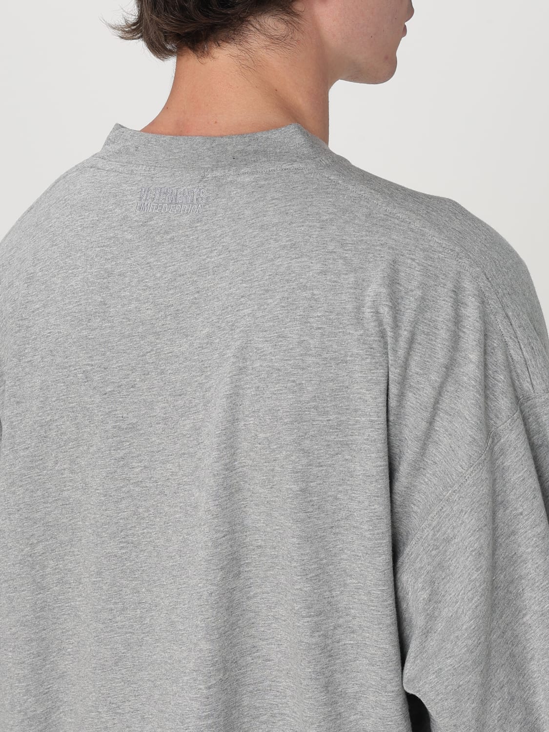 Tシャツ・カットソー VETEMENTS Men T-shirt Grey UA66TR645G GREYMELANGE VETEMENTS: T-shirt men - Grey | Vetements t-shirt UA66TR645G