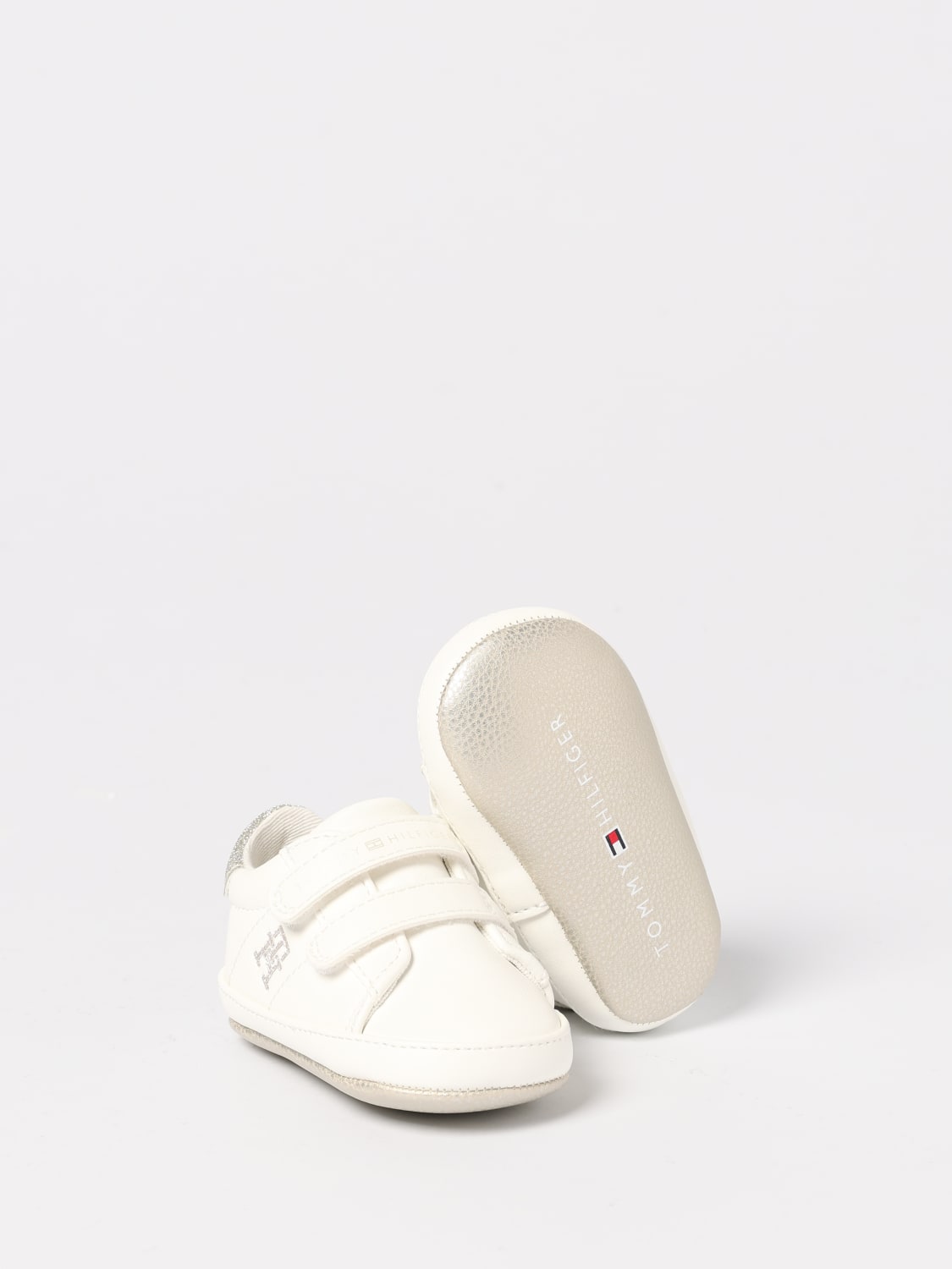 TOMMY HILFIGER SNEAKERS: Sneakers in eco pelle con logo Tommy Hilfiger, Bianco - Img 2