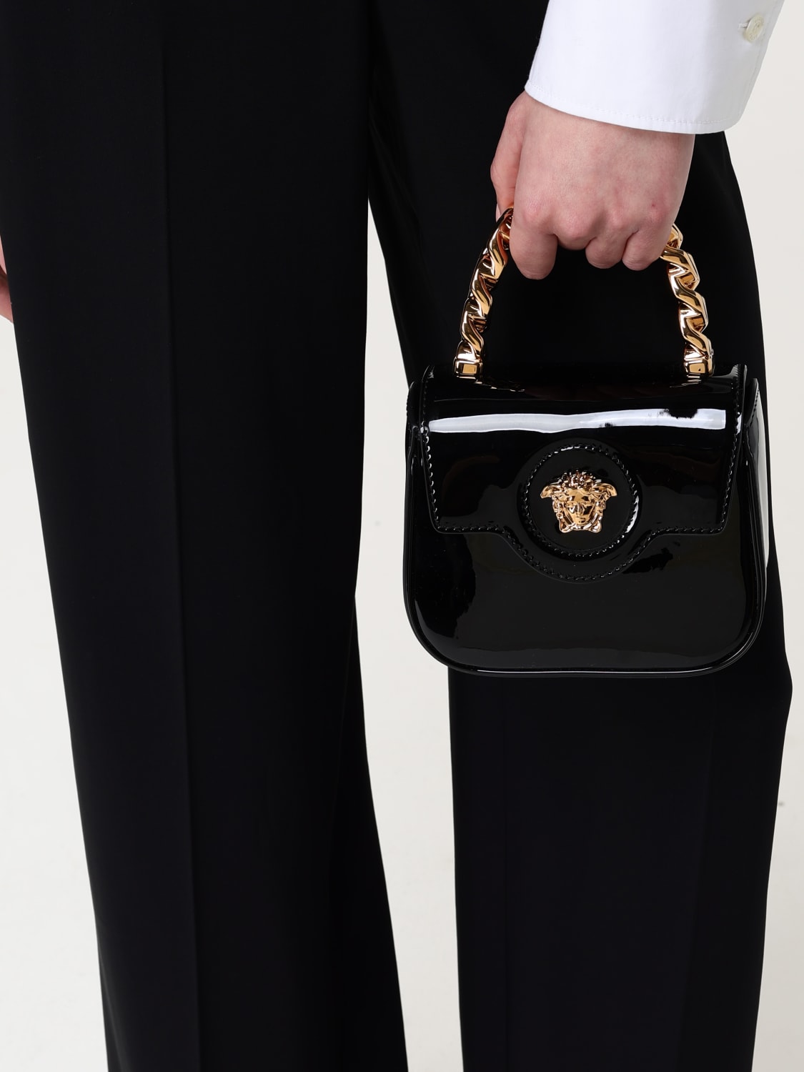 VERSACE BORSA A MANO: Borsa a mano in pelle verniciata Versace, Nero - Img 2