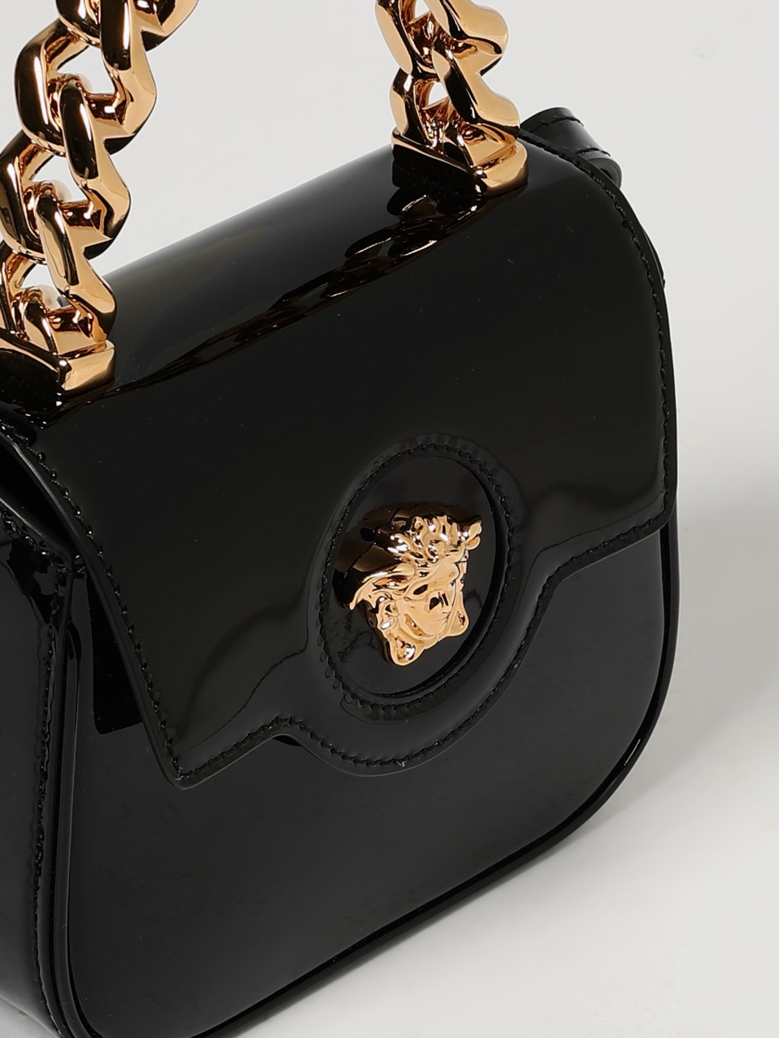 VERSACE BORSA A MANO: Borsa a mano in pelle verniciata Versace, Nero - Img 4