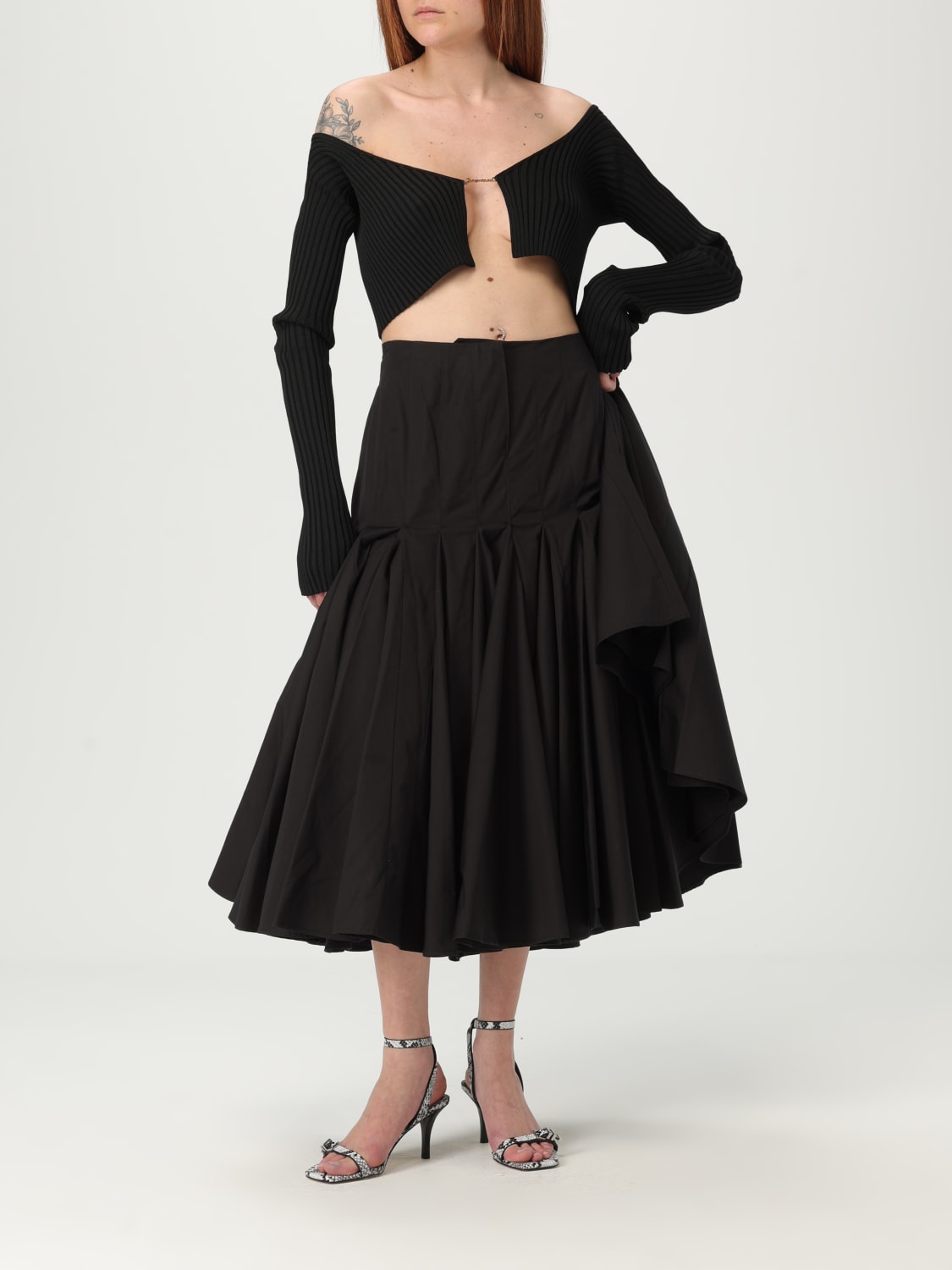 JACQUEMUS CARDIGAN: Cardigan crop Jacquemus con logo metallico, Nero - Img 2