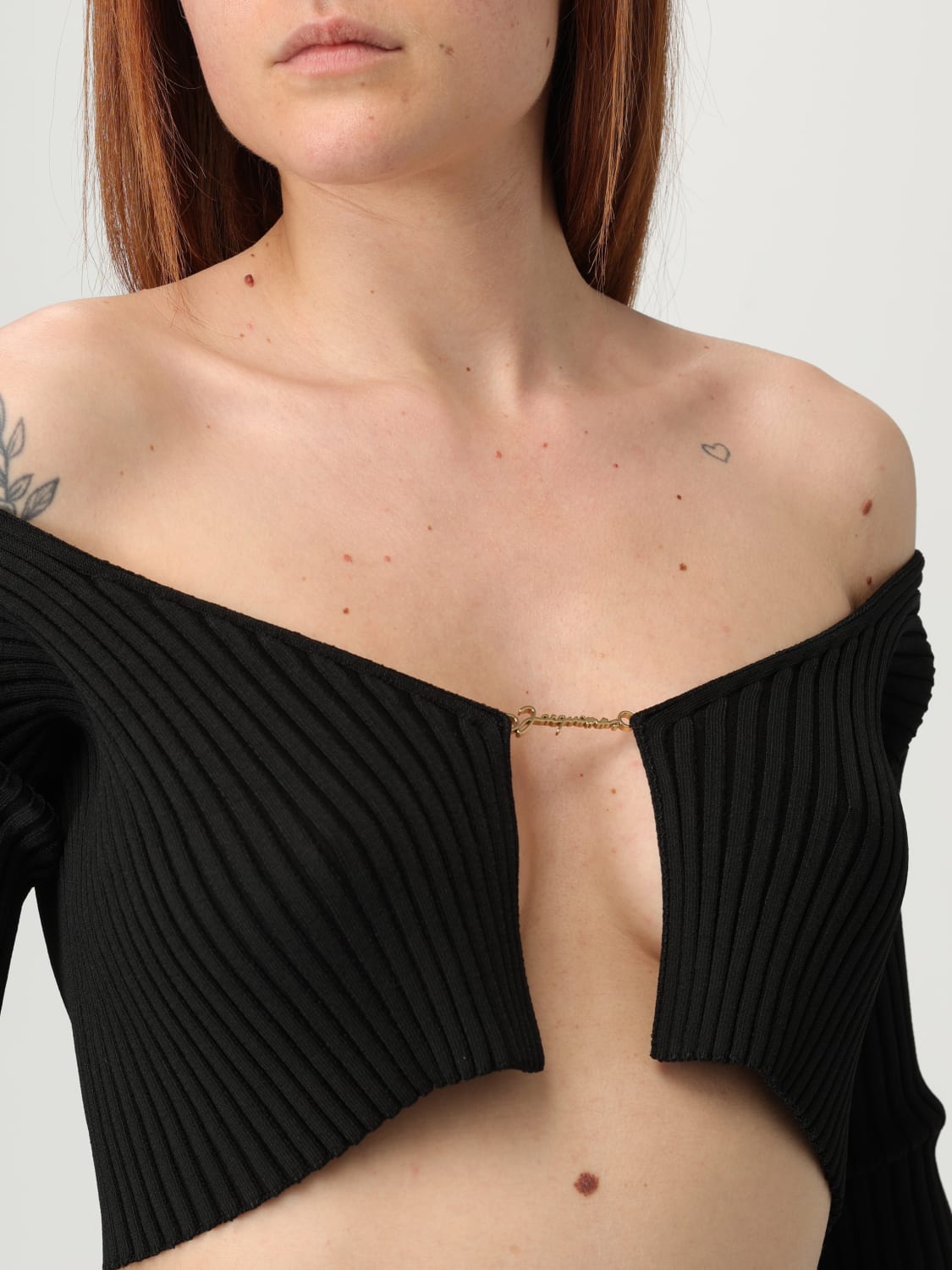 JACQUEMUS CARDIGAN: Cardigan crop Jacquemus con logo metallico, Nero - Img 5