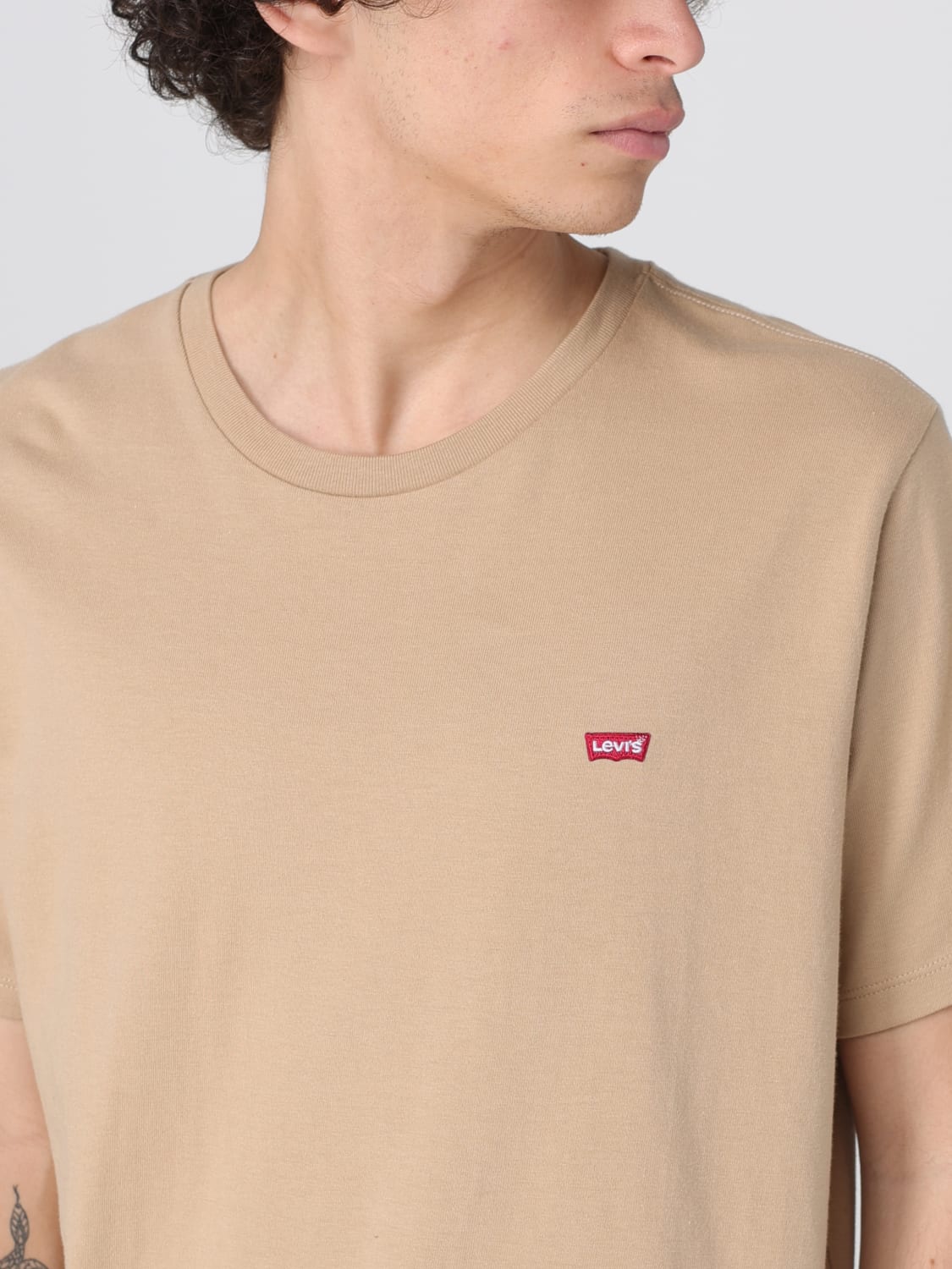 Tシャツ・カットソー LEVI'S Men T-shirt Beige 56605 261 LEVI'S: T-shirt men - Beige | Levi's t-shirt 56605 online at