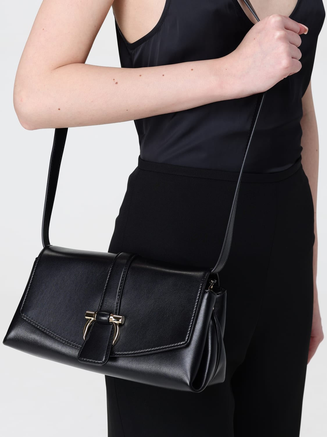 Salvatore Ferragamo| (219795 777233) FERRAGAMO: Shoulder bag woman - Black | Ferragamo shoulder