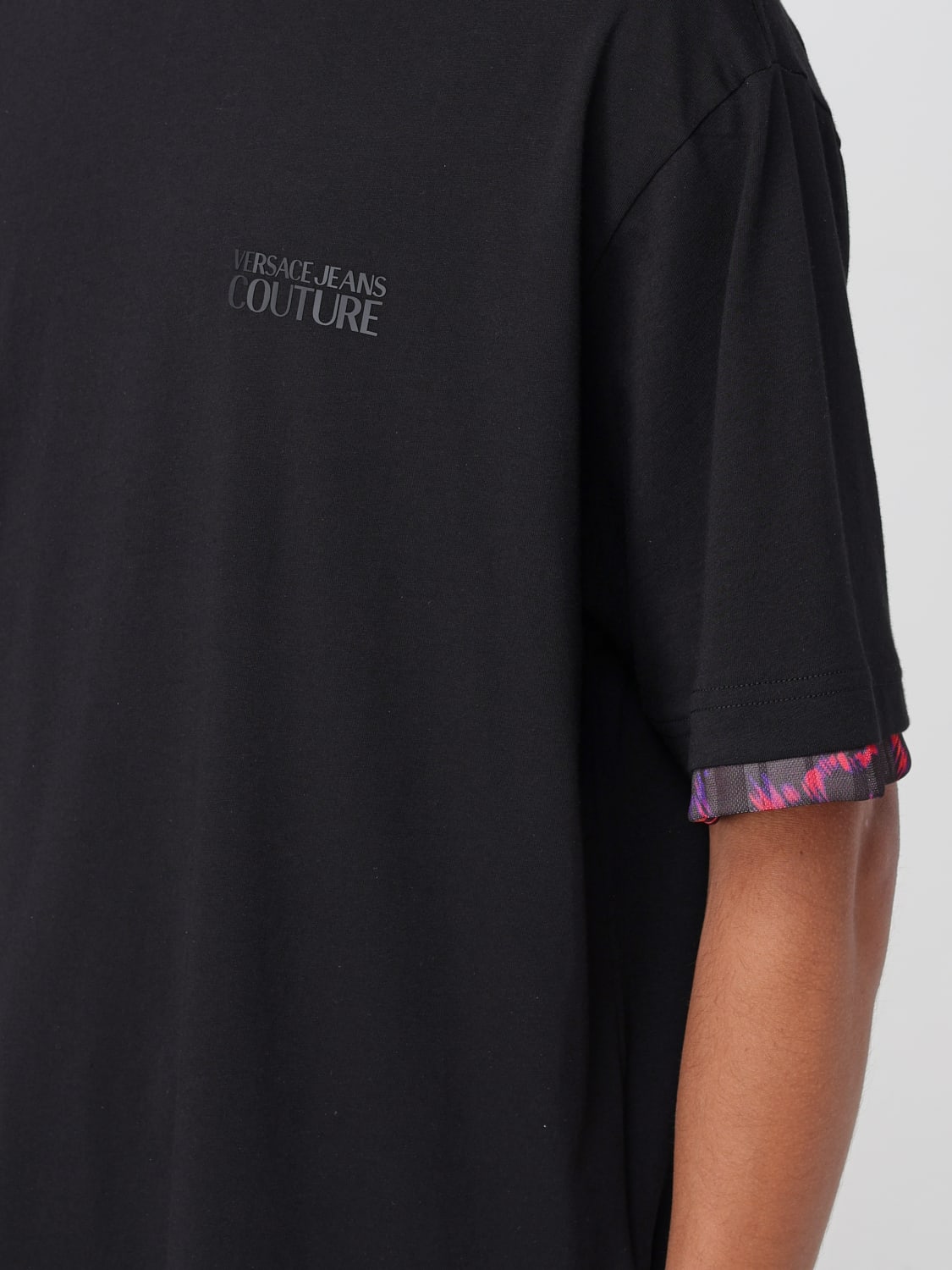Tシャツ・カットソー VERSACE JEANS COUTURE Men T-shirt Black 78GAH6L1J0001 899 Versace Jeans Couture logo-print Cotton T-shirt | Black