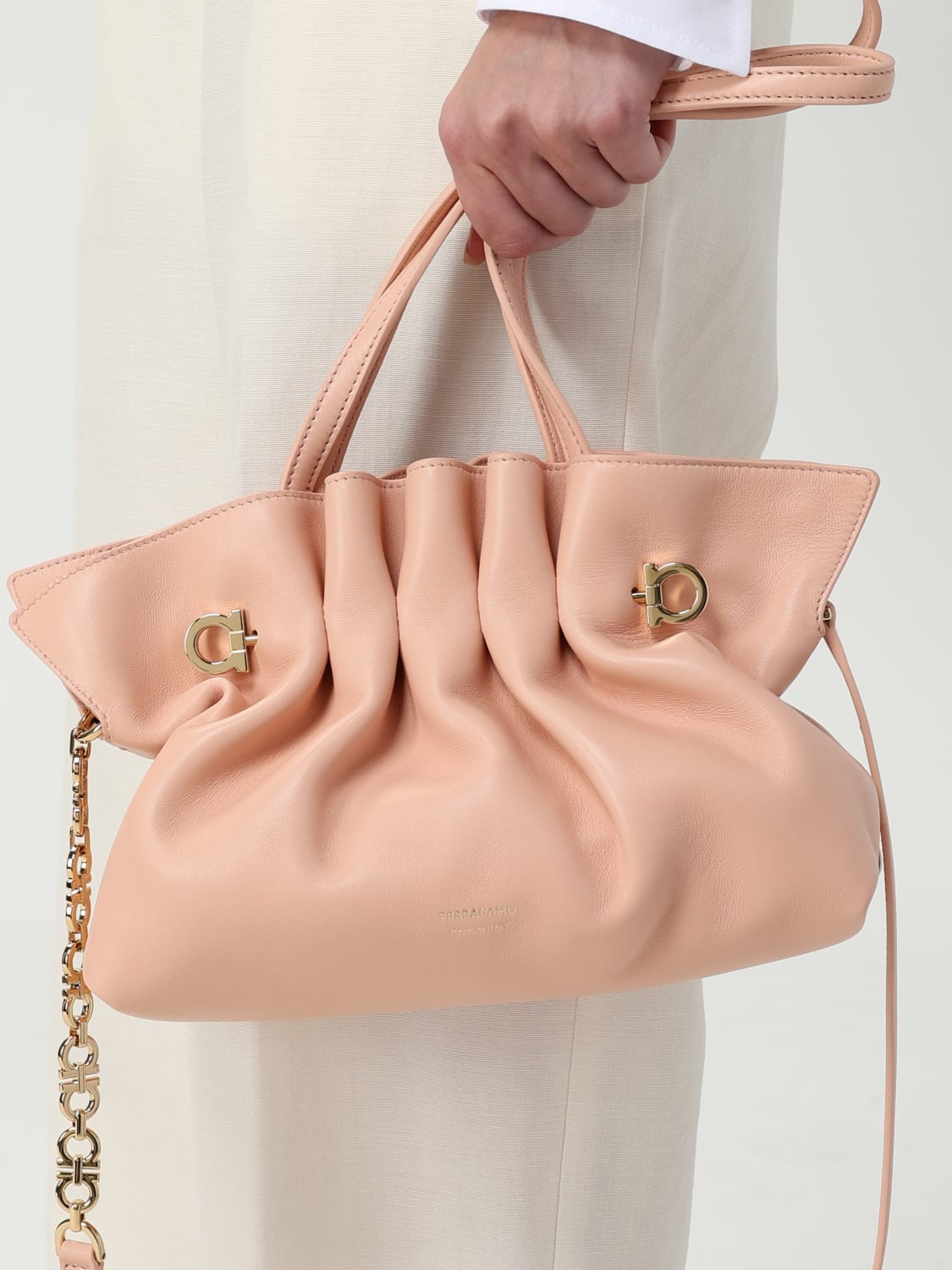 ショルダーバッグ・ポシェット FERRAGAMO Woman Shoulder bag Peach 219959 783295 002 FERRAGAMO: Shoulder bag woman - Peach | Ferragamo shoulder