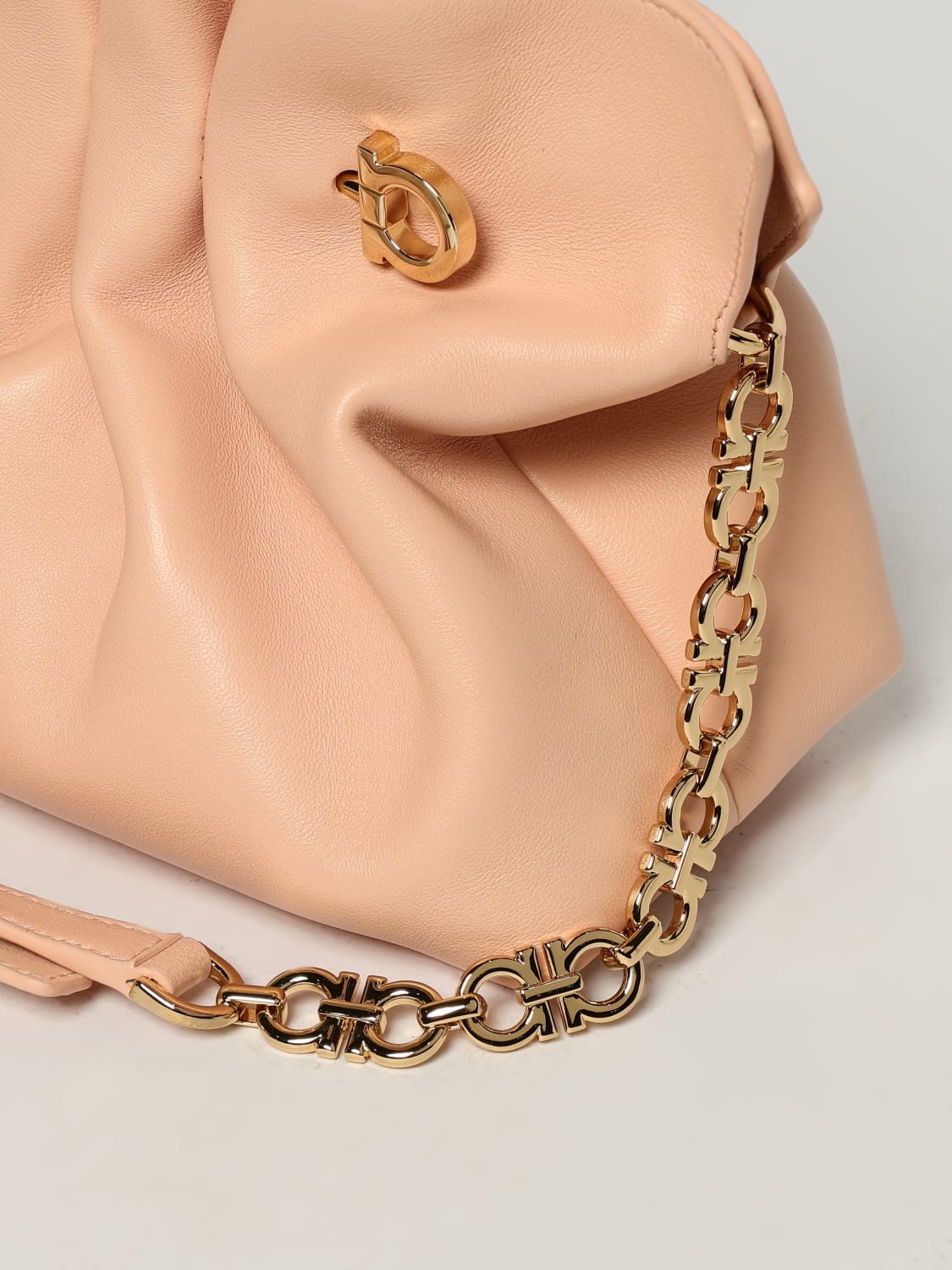 ショルダーバッグ・ポシェット FERRAGAMO Woman Shoulder bag Peach 219959 783295 002 FERRAGAMO: Shoulder bag woman - Peach | Ferragamo shoulder