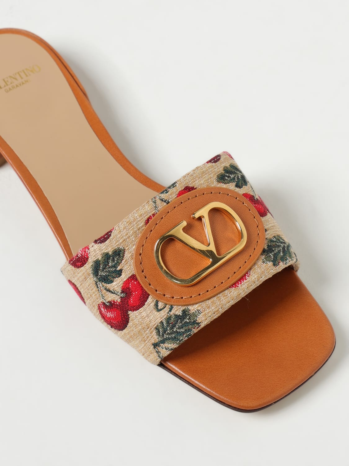 シューズ・サンダルその他 VALENTINO GARAVANI Woman Flat sandals Cherry 6W0S0LT0NNX VALENTINO GARAVANI: Flat sandals woman - Cherry | Valentino