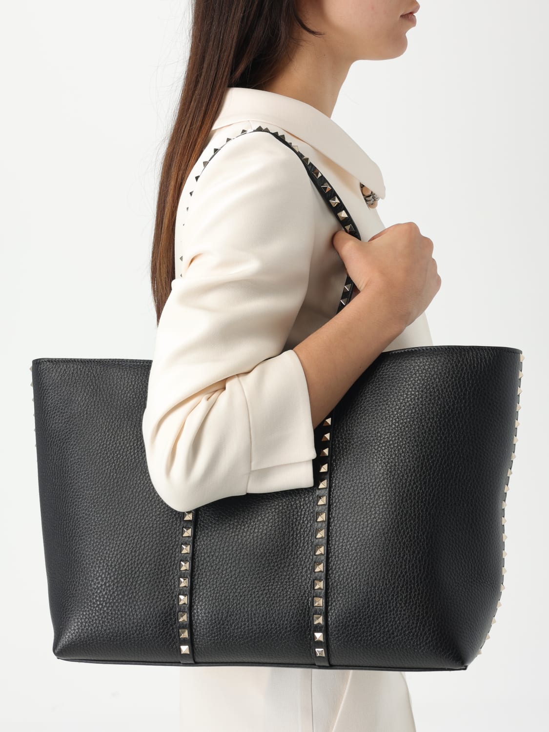 ショルダーバッグ・ポシェット VALENTINO GARAVANI Woman Shoulder bag Black 5W0B0Q67VSF 0NO VALENTINO GARAVANI: Shoulder bag woman - Black | Valentino