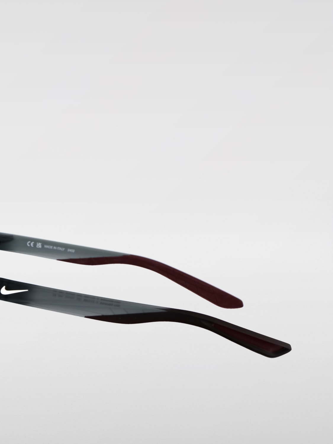 サングラス NIKE Woman Sunglasses Grey EV1096 065 NIKE: Sunglasses woman - Grey | Nike sunglasses EV1096