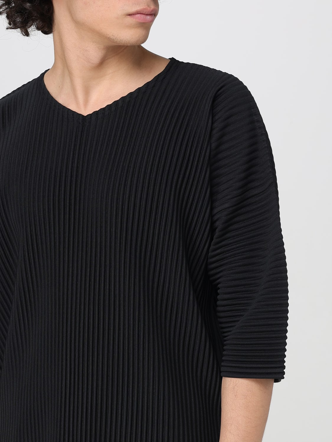 HOMME PLISSE' ISSEY MIYAKE: men's t-shirt - Black | Homme
