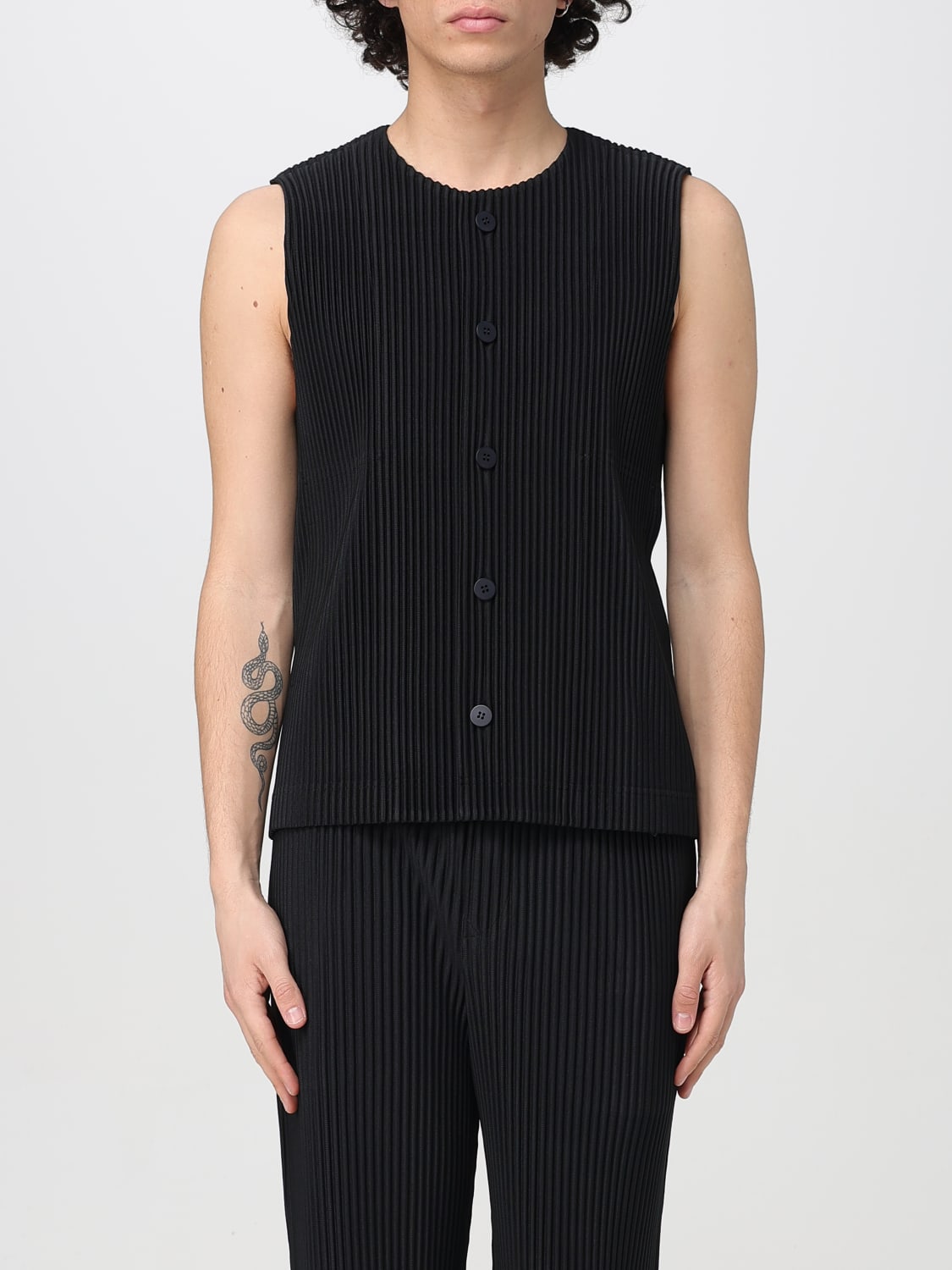 HOMME PLISSE' ISSEY MIYAKE: men's vest - Black | Homme