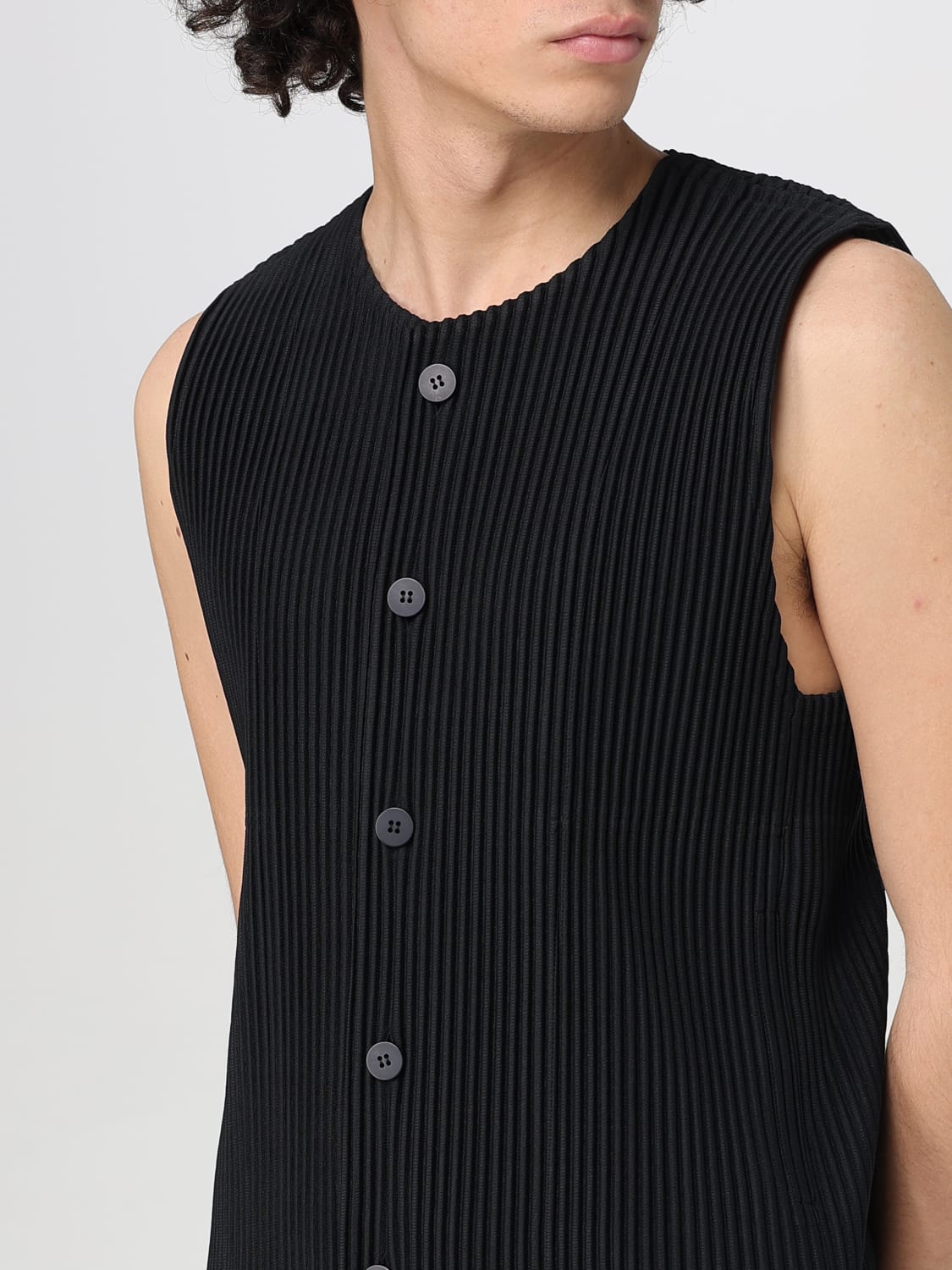HOMME PLISSE ISSEY MIYAKE｜SLEEVELESS (HP56JK118-15) MONTHLY COLOR APRIL – ISSEY MIYAKE ONLINE STORE