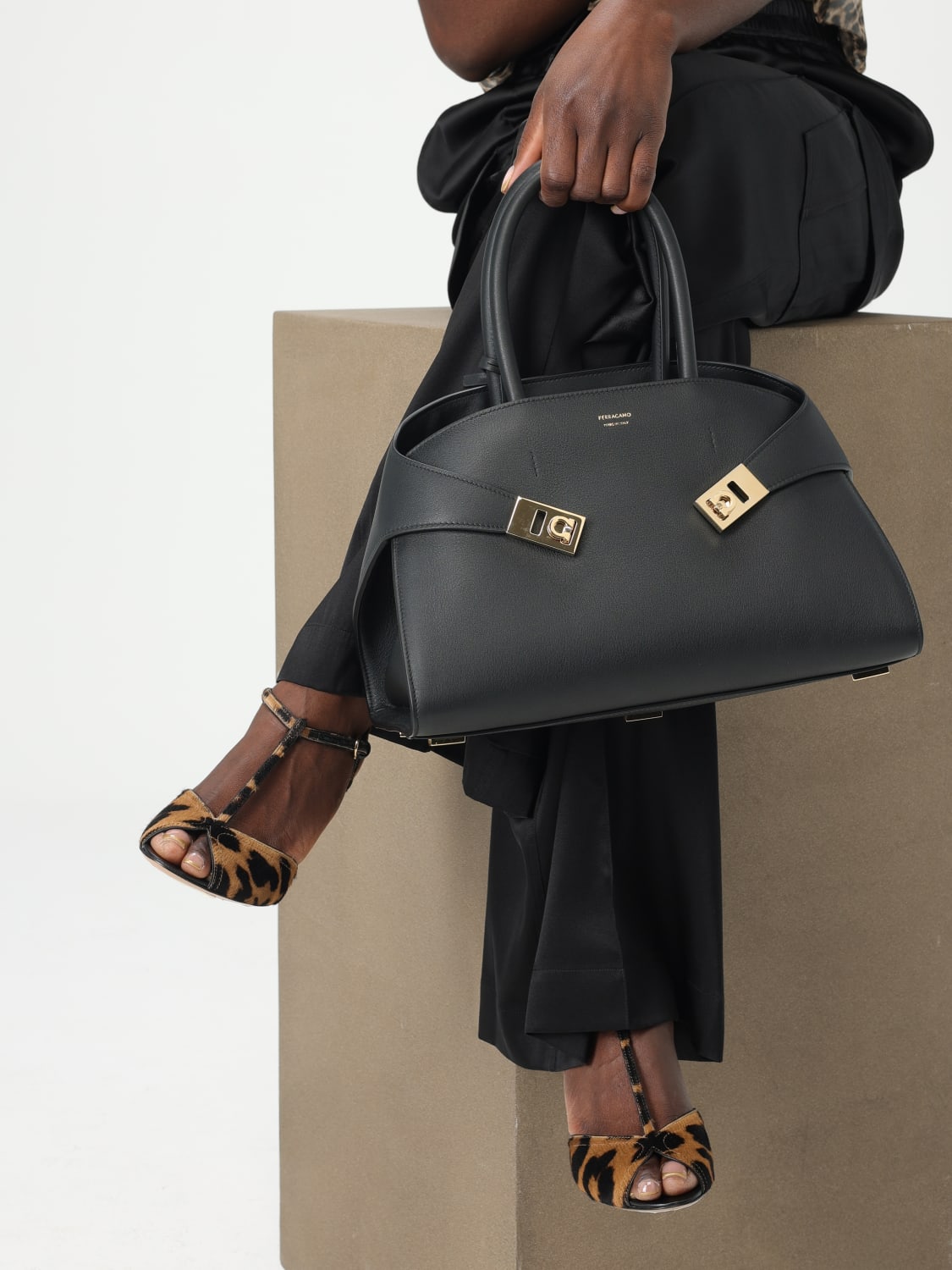 ハンドバッグ FERRAGAMO Woman Handbag Black 0766758 NERO FERRAGAMO: Handbag woman - Black | Ferragamo handbag 0766758