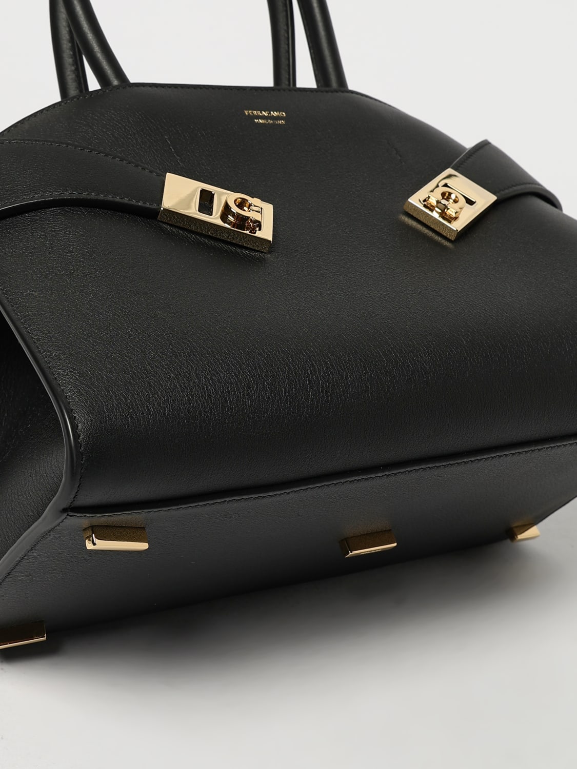ハンドバッグ FERRAGAMO Woman Handbag Black 0766758 NERO FERRAGAMO: Handbag woman - Black | Ferragamo handbag 0766758