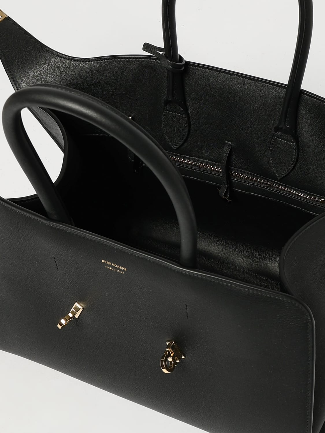ハンドバッグ FERRAGAMO Woman Handbag Black 0766758 NERO FERRAGAMO: Handbag woman - Black | Ferragamo handbag 0766758