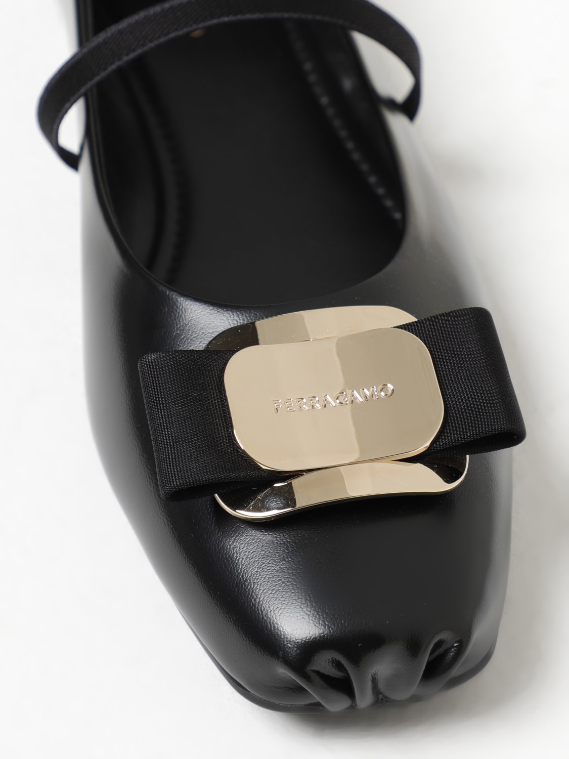 フラットシューズ FERRAGAMO Woman Ballet flats Black 0768868 NERO New Vara plate ballet flat - Women | Ferragamo