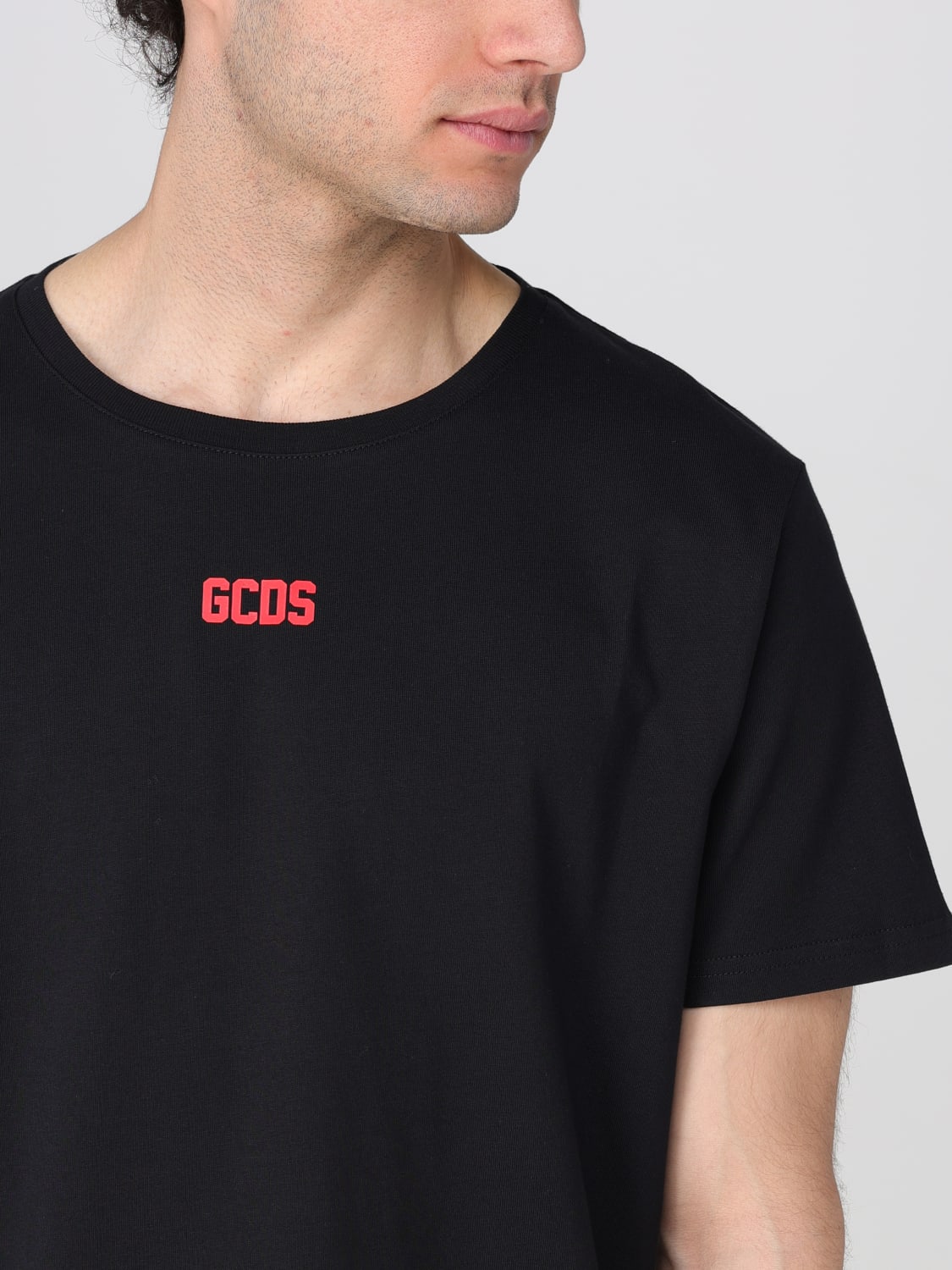 Tシャツ・カットソー GCDS Men T-shirt Black A1OM2312JA4 99 Men′s cotton t-shirts and Polos in short and long sleeves | GCDS