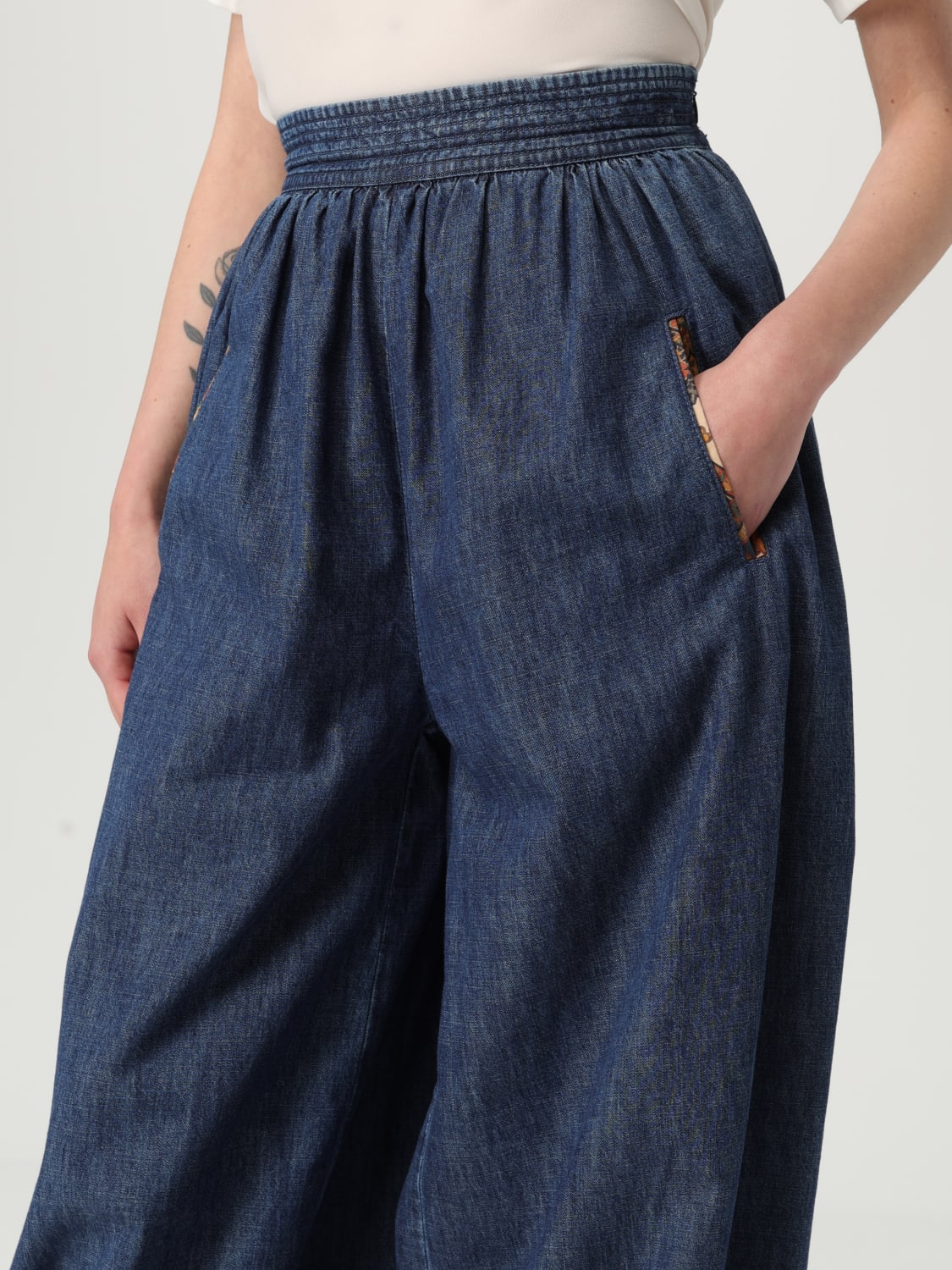 デニム・ジーパン VALENTINO Woman Jeans Blue 6B0DD19L7MR 558 VALENTINO: Pants woman - Blue | Valentino jeans 6B0DD19L7MR