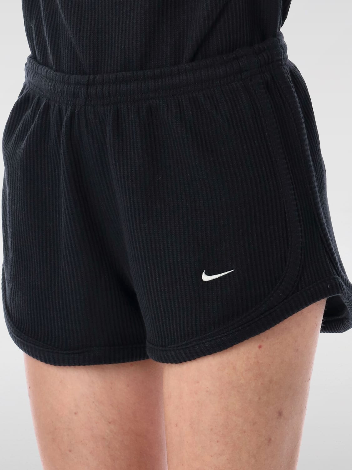 ショートパンツ NIKE Woman Short Black HJ3842 011 NIKE: Short woman - Black | Nike short HJ3842 online at