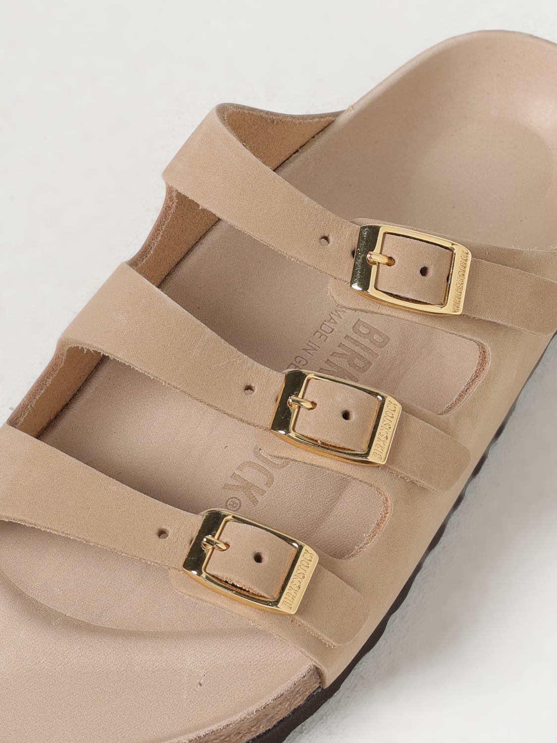 BIRKENSTOCK: Flat sandals woman - Beige | Birkenstock flat