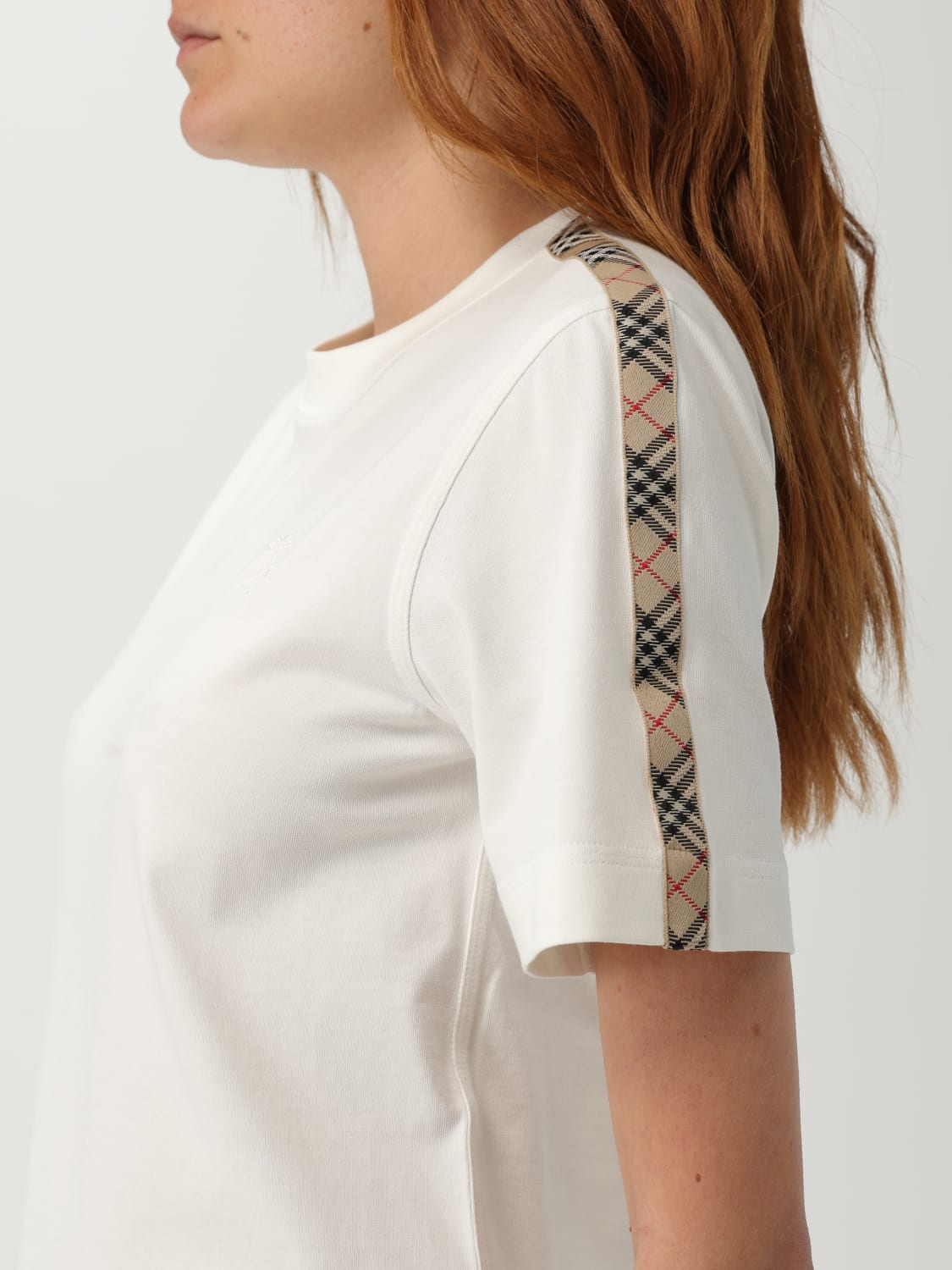 Tシャツ・カットソー BURBERRY Woman T-Shirt White 8106280 Logo Cotton T-shirt in White - Women | Burberry® Official