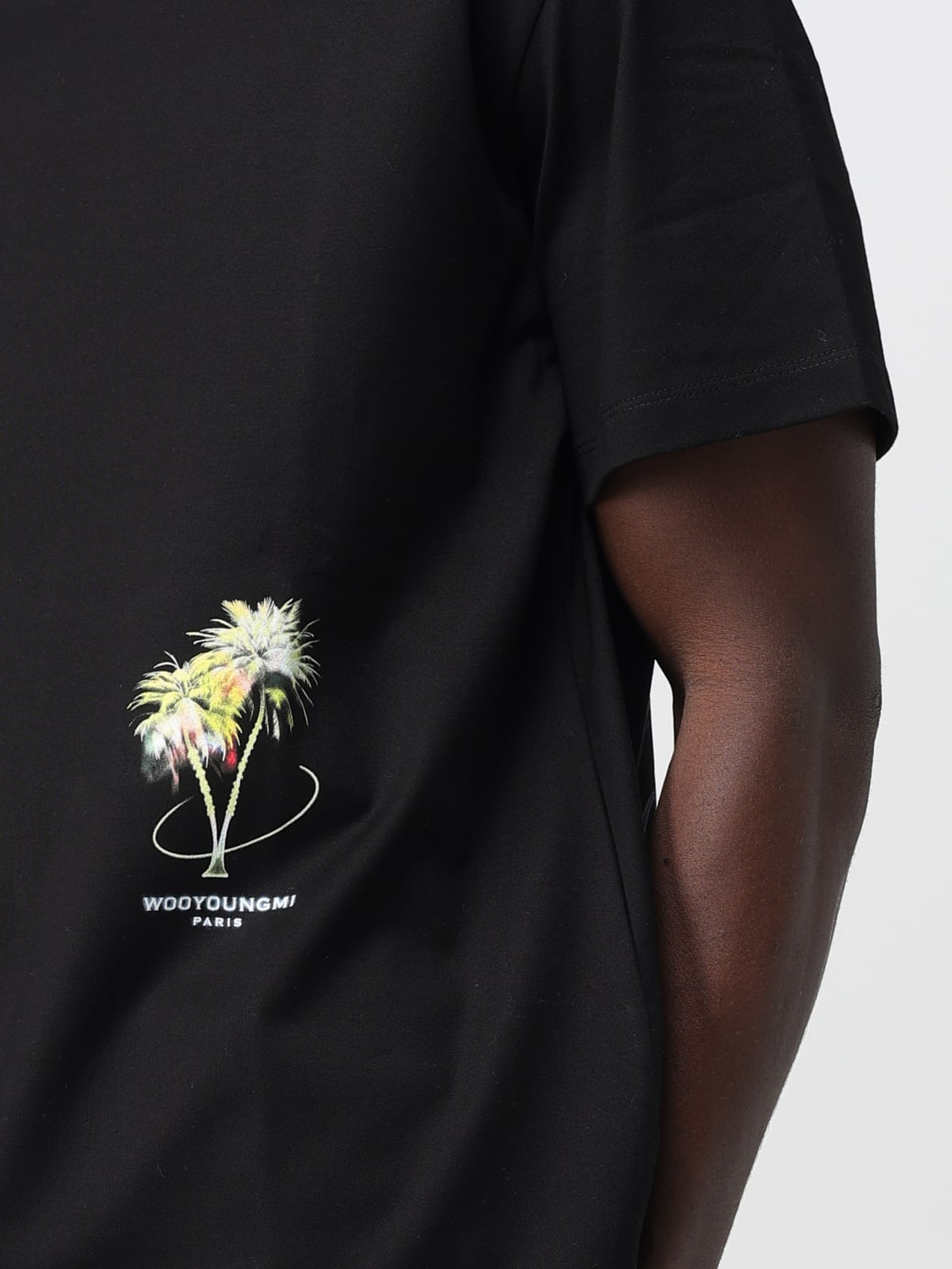 Tシャツ・カットソー WOOYOUNGMI Men T-shirt Black W251TS04 718B Wooyoungmi Men's Logo T-Shirt in Black Wooyoungmi