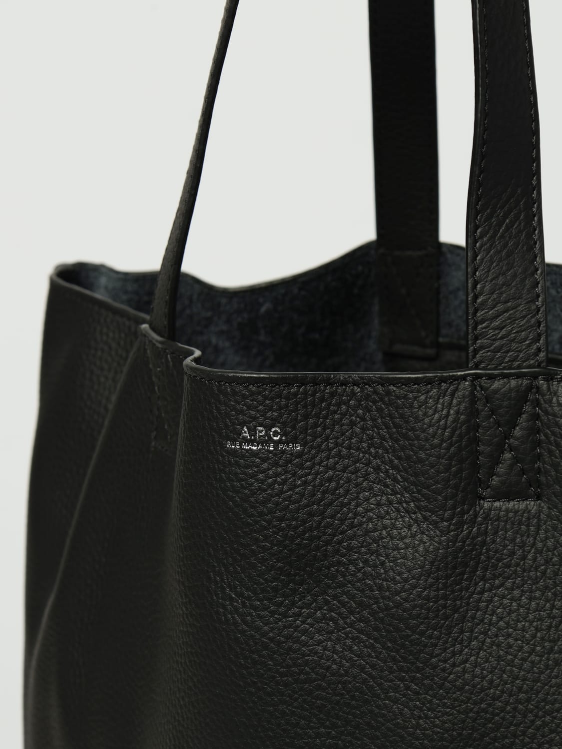 A.P.C. BORSA A TRACOLLA: Borsa Maiko A.P.C. in pelle martellata , Nero - Img 3