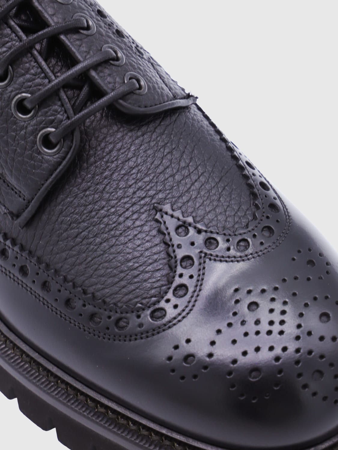 FERRAGAMO SCARPE STRINGATE: Derby Ferragamo in pelle martellata con motivo brogue a coda di rondine , Nero - Img 4