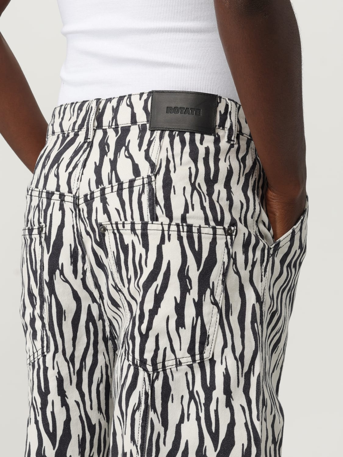 ROTATE PANTALONI: Pantalone baggy Rotate in cotone organico animalier , Fantasia - Img 4