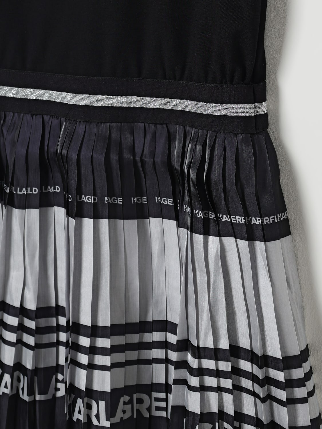 KARL LAGERFELD KIDS ABITO: Abito a polo plissettato con logo Karl Lagerfeld Kids, Nero - Img 3