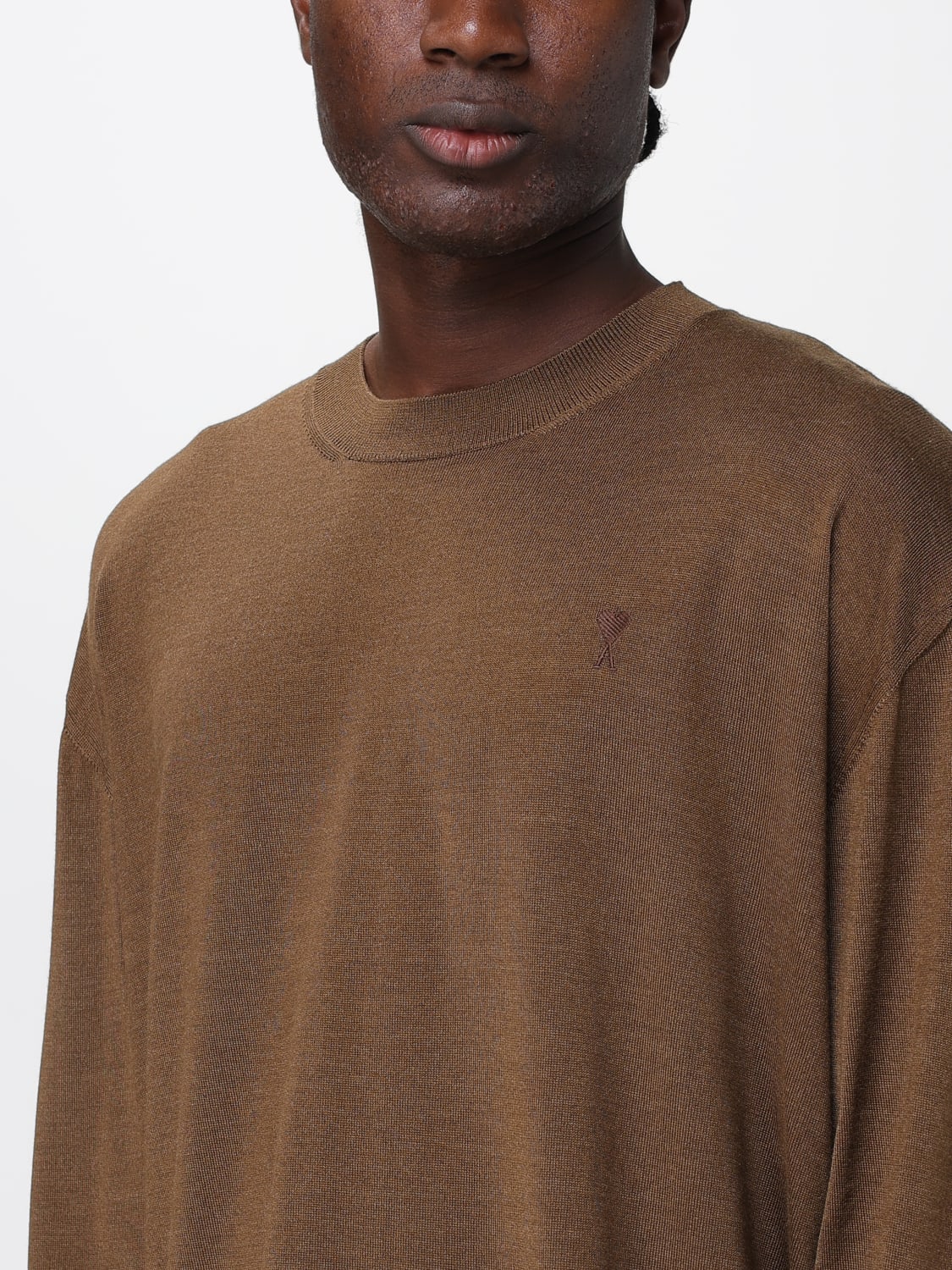 AMI PARIS MAGLIA: Maglia a girocollo in lana con logo Ami Paris, Marrone - Img 3