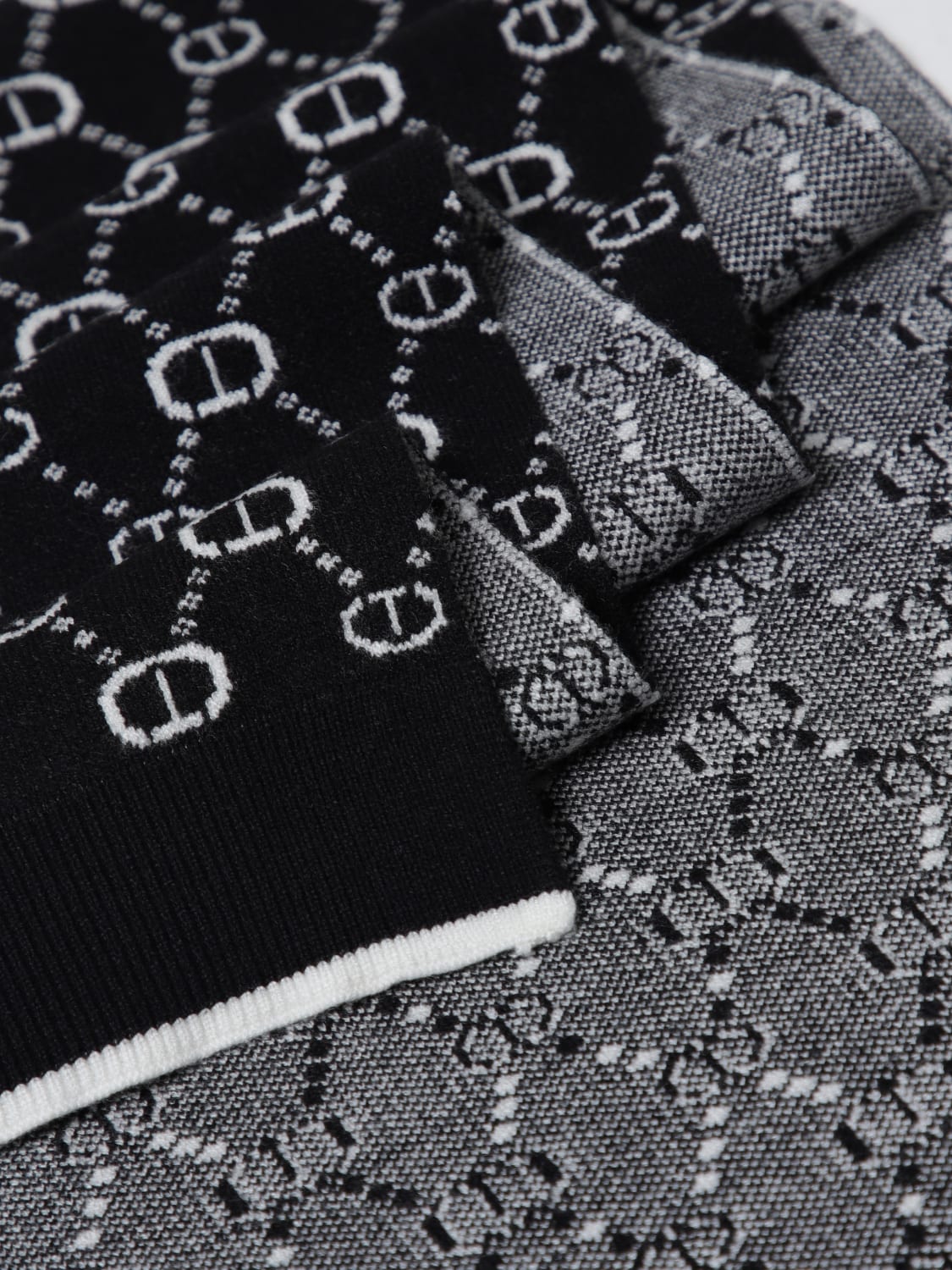 TWINSET SCIARPA: Sciarpa Oval T Twinset in viscosa jacquard , Nero - Img 3