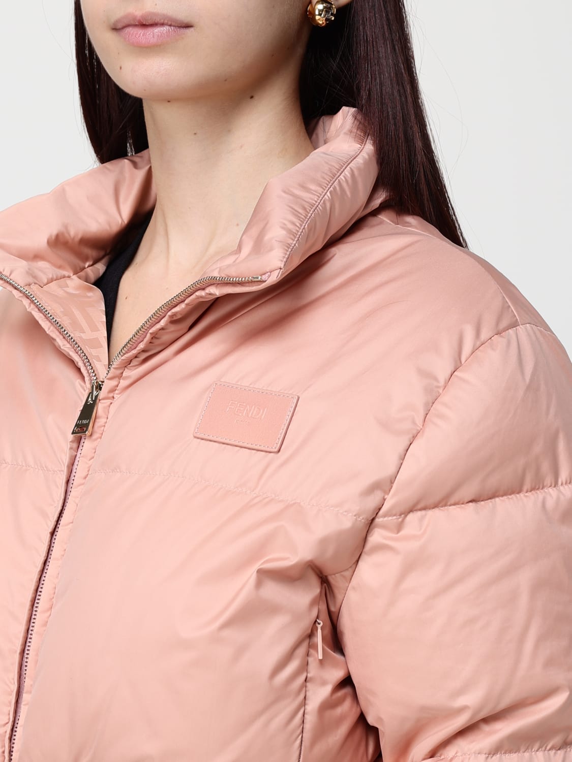 FENDI GIACCA: Piumino di nylon crop con logo Fendi, Rosa - Img 5