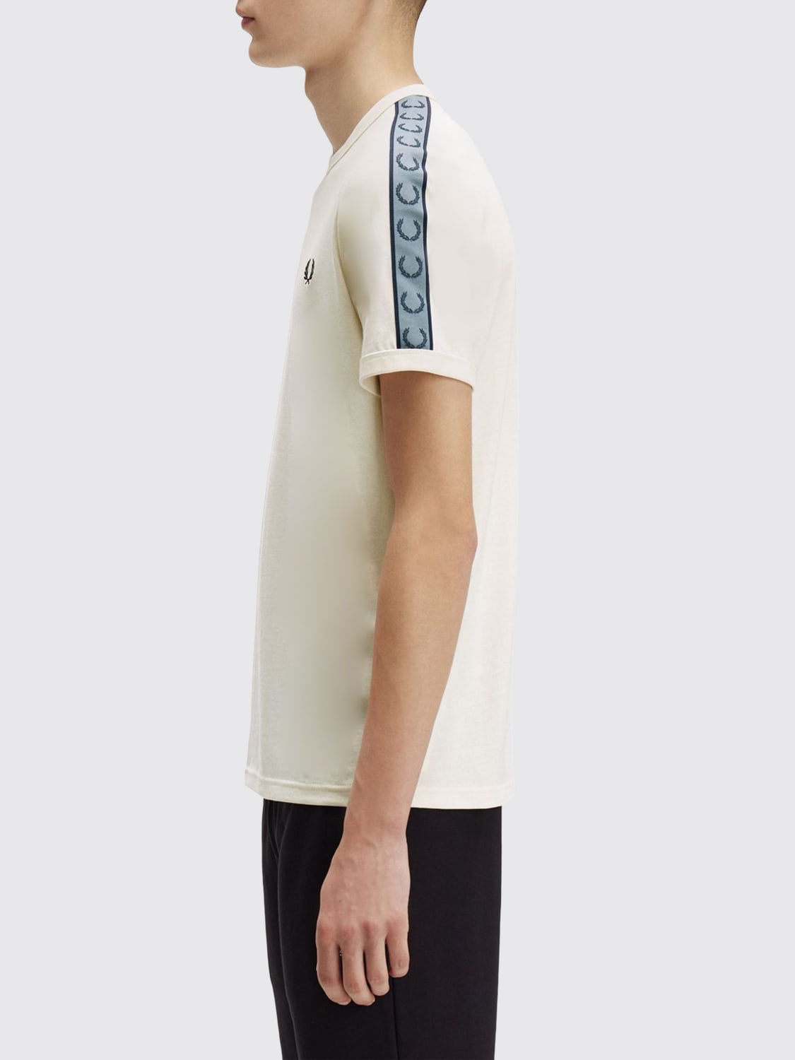 FRED PERRY T-SHIRT: T-shirt in cotone con logo Fred Perry, Avorio - Img 2
