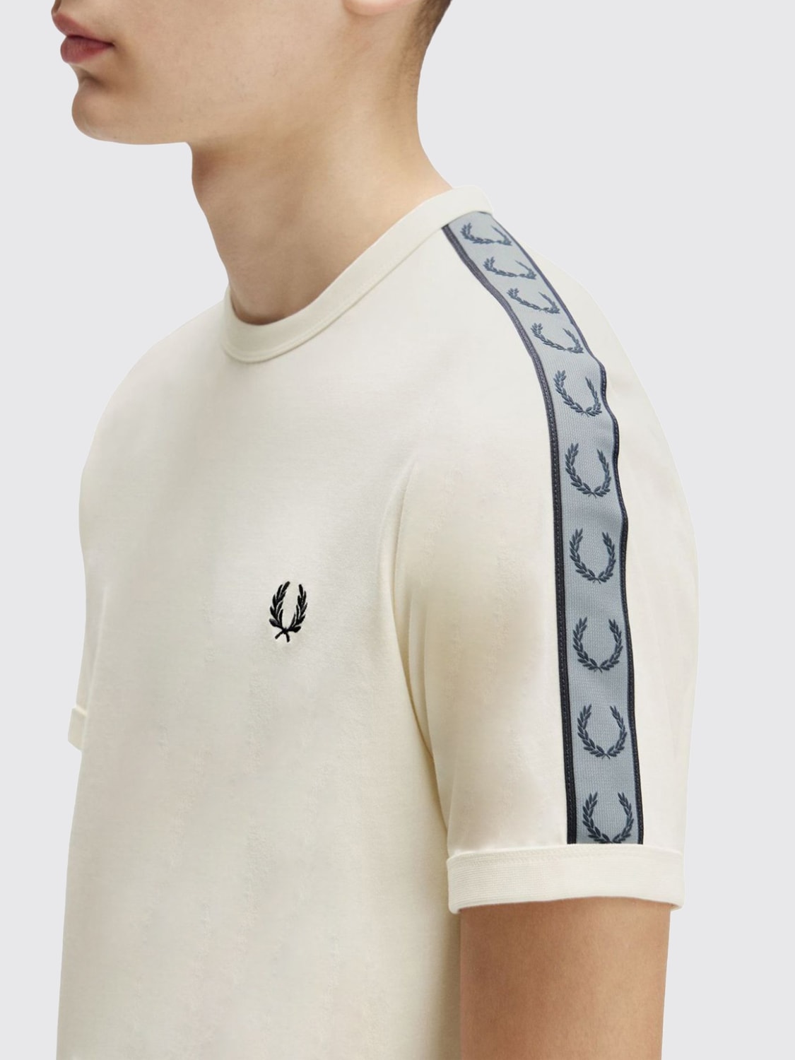 FRED PERRY T-SHIRT: T-shirt in cotone con logo Fred Perry, Avorio - Img 3