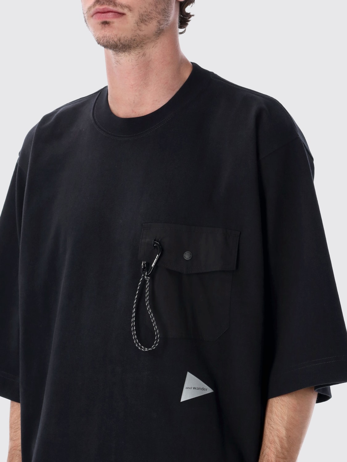 AND WANDER T-SHIRT: T-shirt over in cotone con tasca a toppa And Wander, Nero - Img 3