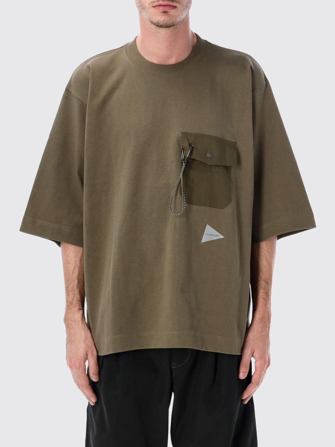 AND WANDER T-SHIRT: T-shirt over in cotone con tasca a toppa And Wander, Kaki - Img 1