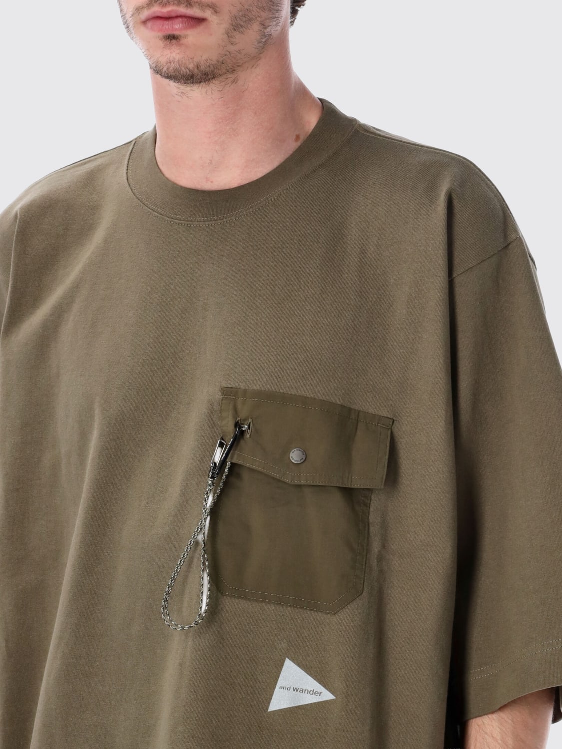 AND WANDER T-SHIRT: T-shirt over in cotone con tasca a toppa And Wander, Kaki - Img 3