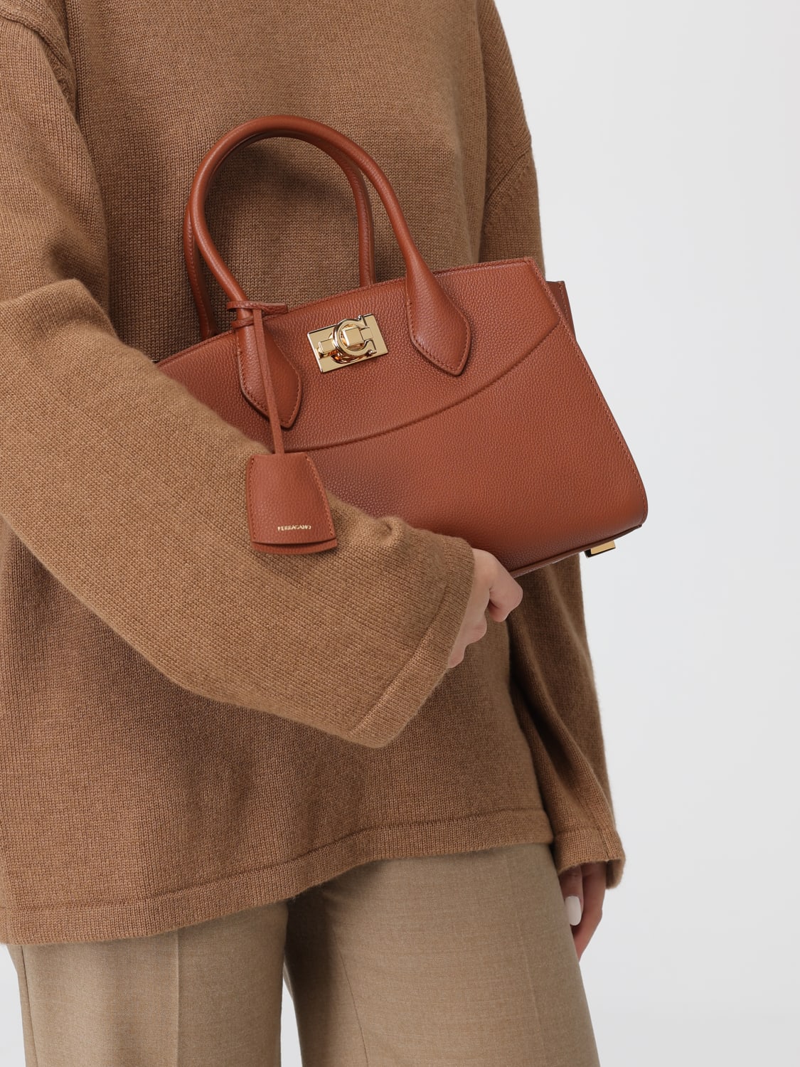 FERRAGAMO HANDBAG: Shoulder bag woman Ferragamo, Beige - Img 2