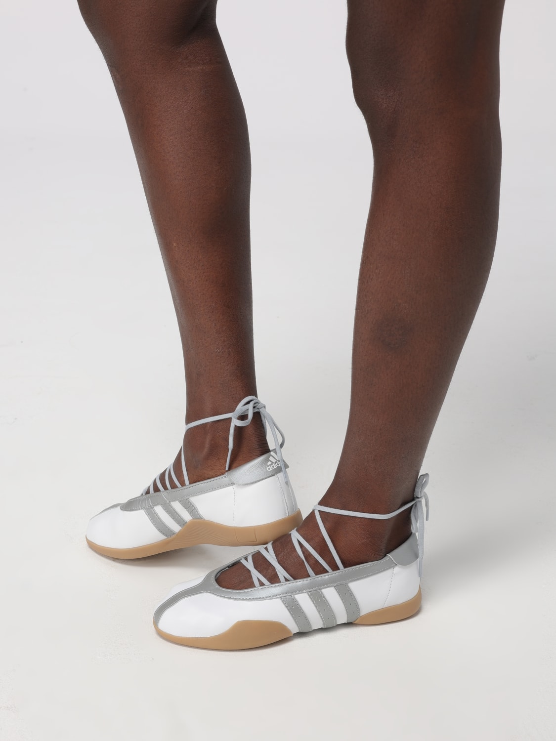 ADIDAS ORIGINALS BALLERINE: Ballerina Taekwondo Mei Adidas Originals in pelle , Bianco - Img 2