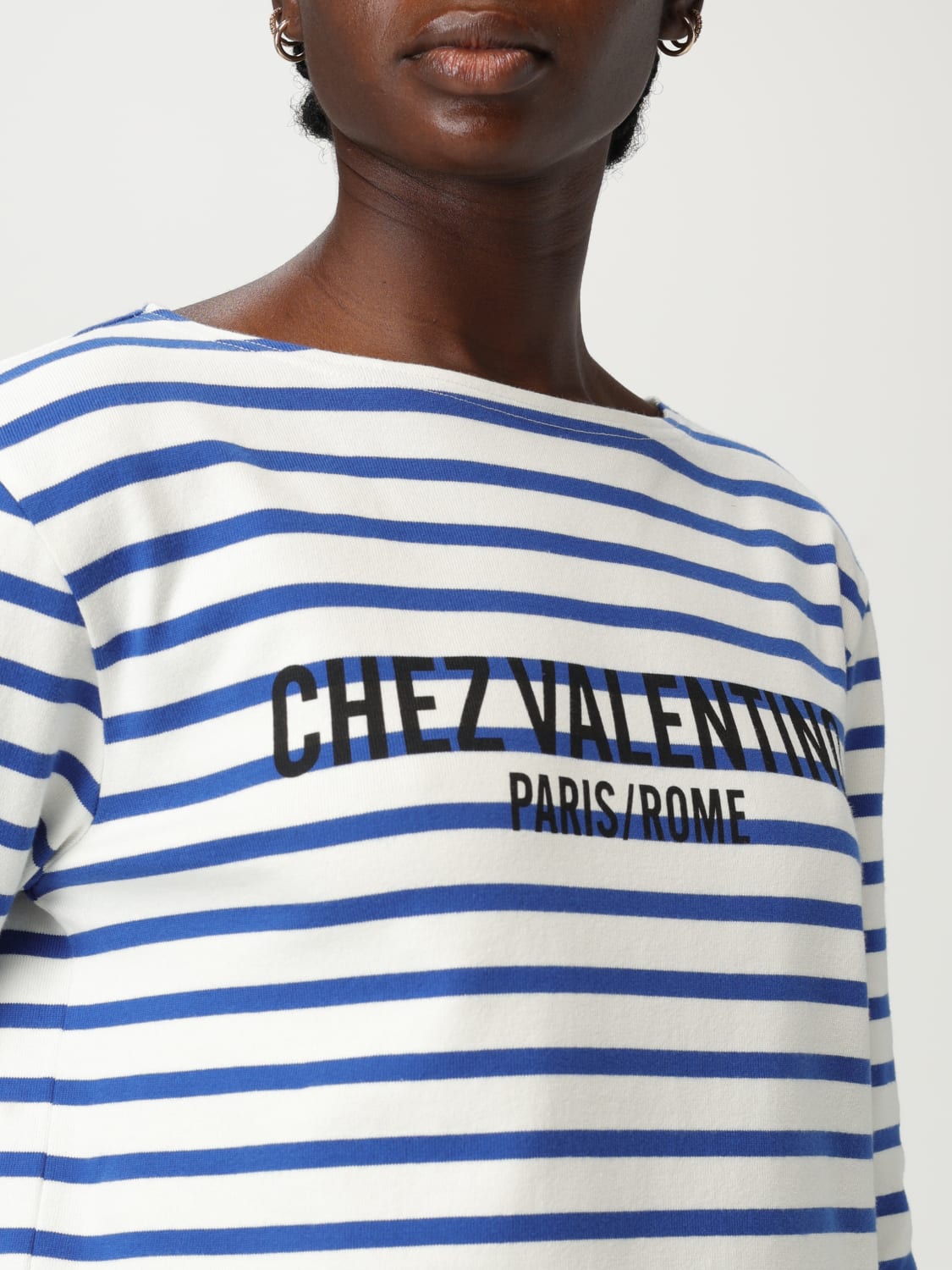 Tシャツ・カットソー VALENTINO Woman T-Shirt Ivory 6B3MG24C962 CR1 Valentino Ivory t-shirt with blue stripes Chez Valentino